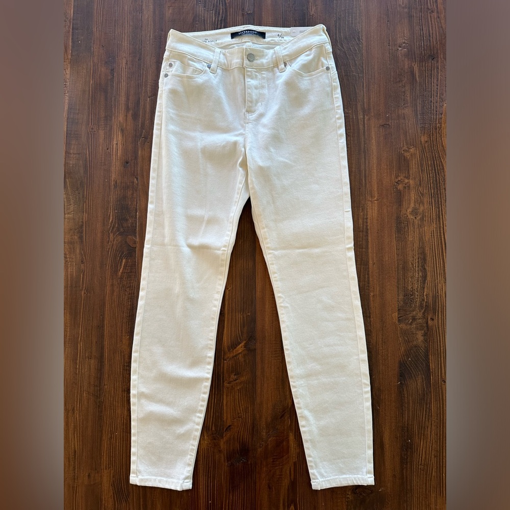 NWT Liverpool The Hugger Ankle
Size 6/28
Color Porcelain